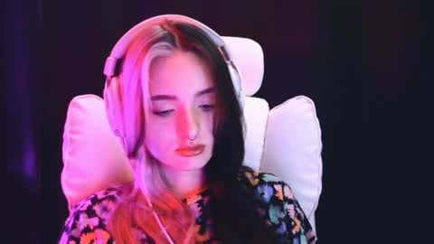 Snapshot of avi_nile chatting on February 6, 2025, 2:22 am Avriel online show from February 6, 2025, 2:22 am