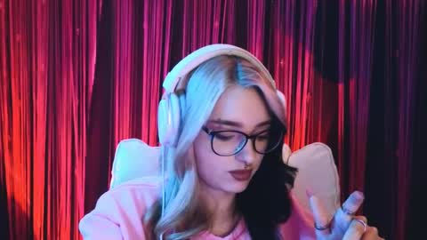 Snapshot of avi_nile chatting on February 14, 2025, 3:11 am Avriel online show from February 14, 2025, 3:11 am