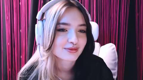 Snapshot of avi_nile chatting on February 18, 2025, 5:42 am Avriel online show from February 18, 2025, 5:42 am