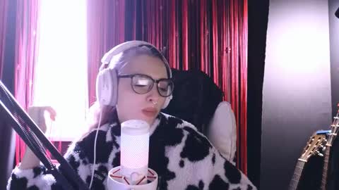 Snapshot of avi_nile chatting on October 23, 2025, 7:07 am Avriel online show from October 23, 2025, 7:07 am