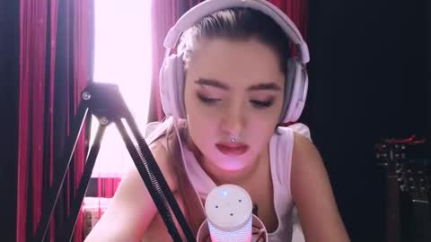 Snapshot of avi_nile chatting on November 23, 2025, 4:45 am Avriel online show from November 23, 2025, 4:45 am