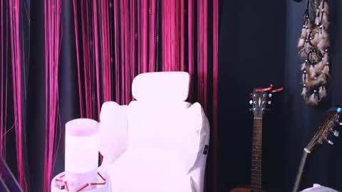 Snapshot of avi_nile chatting on February 4, 2026, 3:23 am Avriel online show from February 4, 2026, 3:23 am