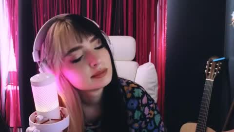 Snapshot of avi_nile chatting on May 27, 2026, 4:09 am Avriel online show from May 27, 2026, 4:09 am