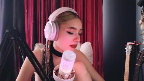 Snapshot of avi_nile chatting on May 31, 2026, 3:47 am Avriel online show from May 31, 2026, 3:47 am