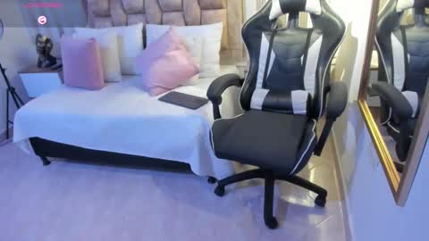 Snapshot of avis_lara chatting on January 15, 2025, 1:56 am AVIS online show from January 15, 2025, 1:56 am