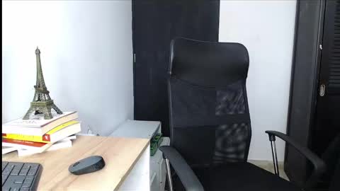 Snapshot of avis_lara chatting on October 31, 2025, 3:57 pm AVIS online show from October 31, 2025, 3:57 pm