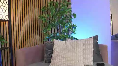 AVRILL CYRUX online show from July 6, 2026, 6:54 am
