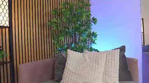 AVRILL CYRUX online show from July 7, 2026, 7:23 am
