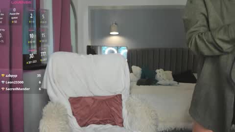 Snapshot of awesome_jolie chatting on October 3, 2025, 10:23 am Jolie online show from October 3, 2025, 10:23 am