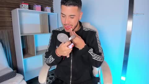 axel_grey_ online show from September 18, 2025, 12:18 pm