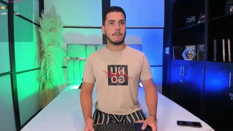 axel_grey_ online show from December 22, 2025, 12:24 pm