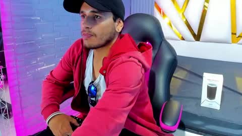 Axell Cross2 online show from February 11, 2025, 7:05 pm