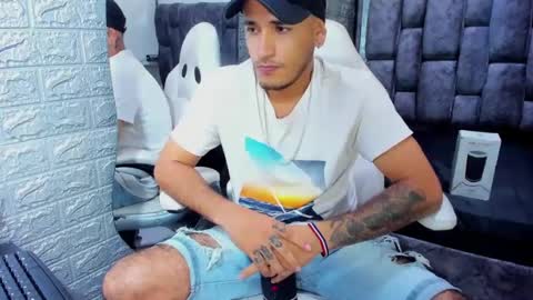 Axell Cross2 online show from February 22, 2025, 10:31 pm