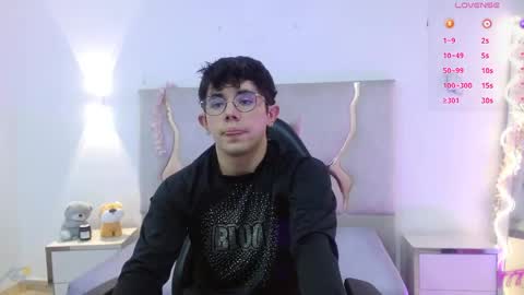 Snapshot of axelnoir_tay chatting on May 26, 2026, 7:43 pm axelnoir_tay online show from May 26, 2026, 7:43 pm