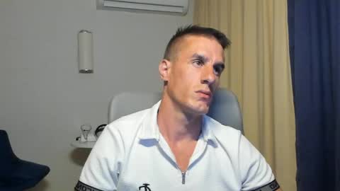 Snapshot of axl_fx chatting on June 8, 2026, 7:47 pm Axl online show from June 8, 2026, 7:47 pm