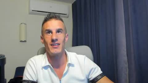 Snapshot of axl_fx chatting on June 17, 2026, 12:57 am Axl online show from June 17, 2026, 12:57 am