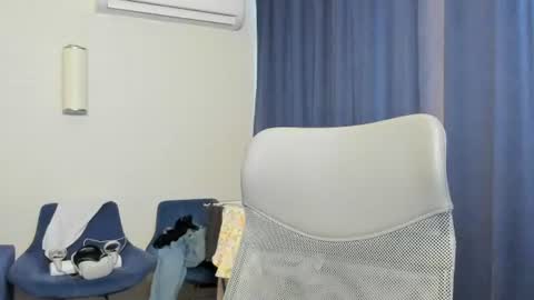 Snapshot of axl_fx chatting on June 18, 2026, 1:50 am Axl online show from June 18, 2026, 1:50 am