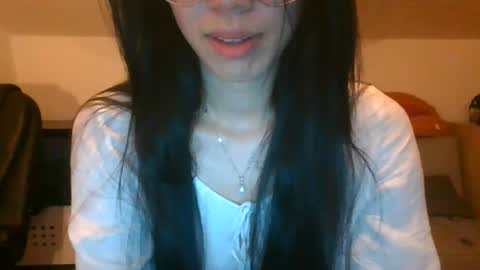 Snapshot of axuepetitt chatting on August 4, 2026, 8:33 pm axue online show from August 4, 2026, 8:33 pm