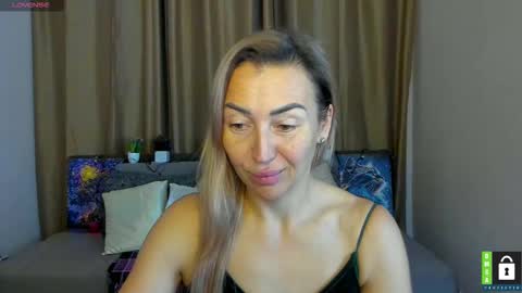 Snapshot of ay_kiss_jully chatting on November 25, 2025, 6:30 pm Jully online show from November 25, 2025, 6:30 pm