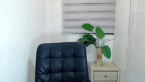 ayalvrs18 online show from February 26, 2025, 10:26 am