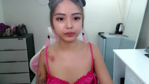 ayalvrs18 online show from October 2, 2025, 2:57 pm