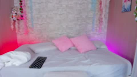 Snapshot of ayla_lux chatting on June 17, 2026, 5:43 am Ayla online show from June 17, 2026, 5:43 am