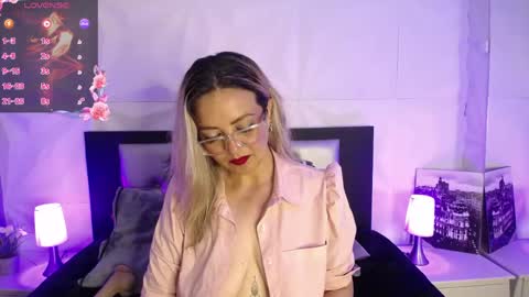 Azahara online show from May 6, 2026, 2:22 pm