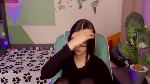 Snapshot of azaliya_haze chatting on October 15, 2025, 5:29 am Azaliya online show from October 15, 2025, 5:29 am