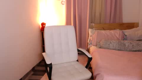 Lina online show from December 17, 2025, 1:33 am