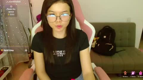 Snapshot of azu_chan chatting on May 5, 2026, 11:57 pm Azu online show from May 5, 2026, 11:57 pm