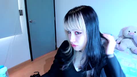 Snapshot of azu_moure chatting on December 7, 2024, 8:38 pm Azu Moure online show from December 7, 2024, 8:38 pm