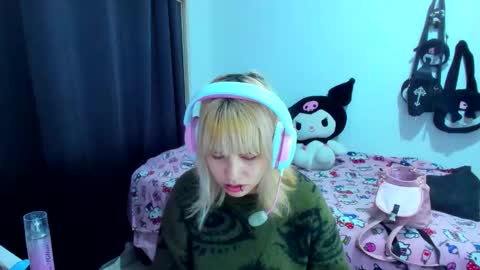 Snapshot of azu_moure chatting on November 21, 2025, 4:00 am Azu Moure online show from November 21, 2025, 4:00 am