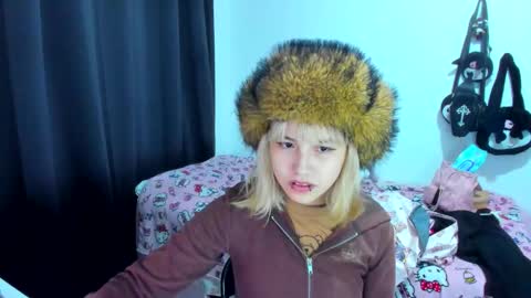 Snapshot of azu_moure chatting on November 25, 2025, 1:49 am Azu Moure online show from November 25, 2025, 1:49 am