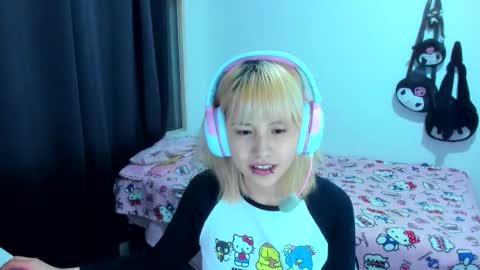 Snapshot of azu_moure chatting on December 4, 2025, 4:33 am Azu Moure online show from December 4, 2025, 4:33 am