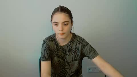 azumi_chan_ online show from September 22, 2025, 5:42 am