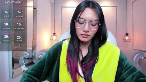 Azura online show from September 18, 2025, 7:49 pm