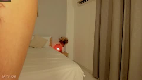 itzell  online show from January 17, 2026, 3:22 am