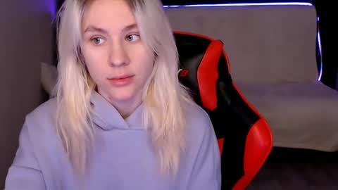 baby_kitte online show from December 9, 2024, 3:29 am