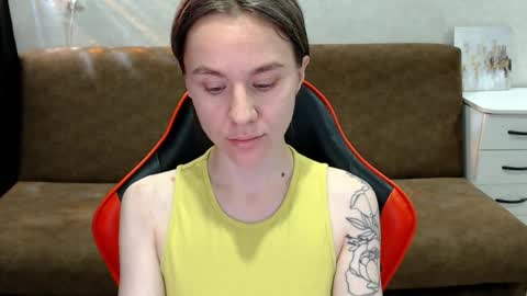 baby_kitte online show from November 19, 2025, 4:01 am