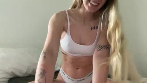 Snapshot of babygirlinlace chatting on January 8, 2026, 8:22 pm Miley King online show from January 8, 2026, 8:22 pm