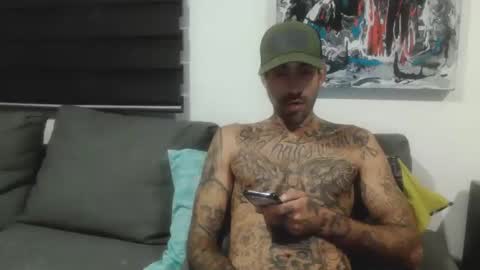 Snapshot of badcouple_ chatting on September 12, 2025, 3:28 am BadCouple online show from September 12, 2025, 3:28 am