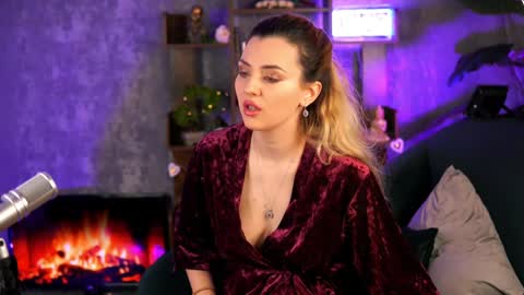 Snapshot of bailey_evans chatting on December 9, 2024, 6:45 am Bailey online show from December 9, 2024, 6:45 am