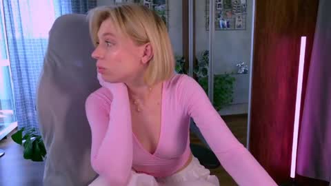 Snapshot of balerinacappuccino_ chatting on June 5, 2026, 4:52 am Elly online show from June 5, 2026, 4:52 am