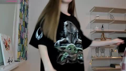 Kira online show from October 10, 2025, 1:43 pm