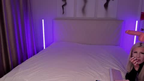 Snapshot of barbielina_ chatting on May 5, 2026, 8:06 pm Emma online show from May 5, 2026, 8:06 pm