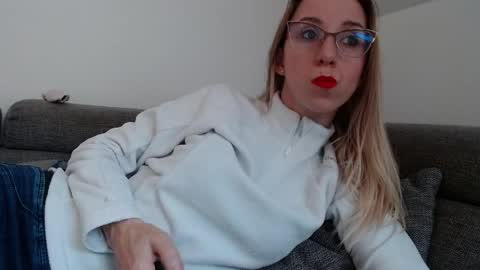 Snapshot of barelylegalblondy chatting on April 16, 2026, 4:19 pm Lena online show from April 16, 2026, 4:19 pm