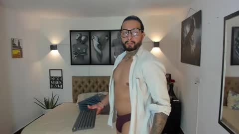 Snapshot of bastian_jones1 chatting on November 10, 2025, 1:04 am bastian_jones1 online show from November 10, 2025, 1:04 am