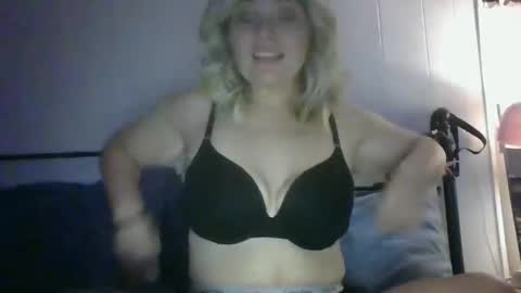 Snapshot of bayybaee21 chatting on November 30, 2025, 7:56 am Baylee online show from November 30, 2025, 7:56 am