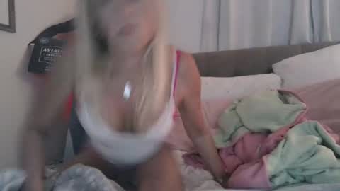 Snapshot of beach_bunny69 chatting on December 19, 2024, 8:56 am Emma online show from December 19, 2024, 8:56 am