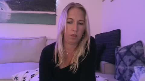 Snapshot of beach_bunny69 chatting on January 7, 2025, 5:43 am Emma online show from January 7, 2025, 5:43 am